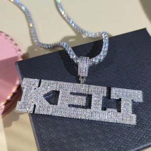 Pendentif en or 14 carats certifié IGI avec diamant taille ronde glacé pour homme Pendentifs en or blanc fin avec breloque en diamant de laboratoire avec nom personnalisé - Product Image 1