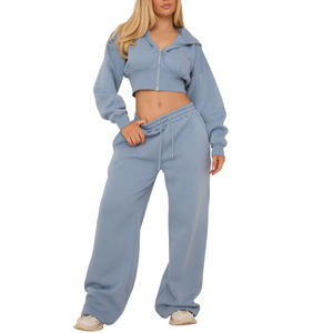 Chándal recortado personalizado para mujer, traje de dos piezas con estampado de logotipo, chándal cómodo y elegante para entrenamiento y descanso - Product Image 1