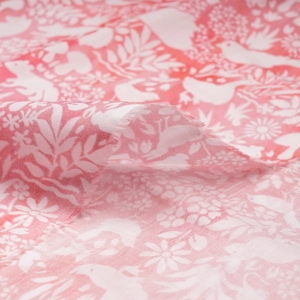 Tissu léger en coton imprimé numérique parfait pour la confection de vêtements artisanaux et la décoration intérieure moderne - Product Image 4