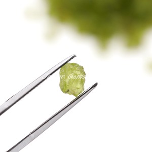 ลูกปัดพลอยเพอริดอทสีเขียวธรรมชาติขายดี แบบดิบ/หยาบ สำหรับทำสร้อยคอ ลูกปัดคริสตัล - Product Image 3