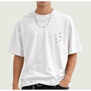 T-shirt pour homme Urban Fashion avec patchs déchirés, t-shirt graphique patchwork streetwear, t-shirt en coton confortable et décontracté - Product Image 3