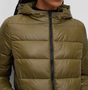 Chaquetas Acolchadas Personalizadas de Punto Metálico Brillante con Bolsillos con Cremallera, Capucha y Cuello, Estampadas en Serigrafía, de Nailon, al por Mayor para Mujer - Product Image 2