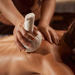 Boule de compresse traditionnelle thaïlandaise de la marque KMP, ingrédients 100% naturels, réutilisable, certifiée GMP, massage thaïlandais complet du corps, spa - Product Image 2