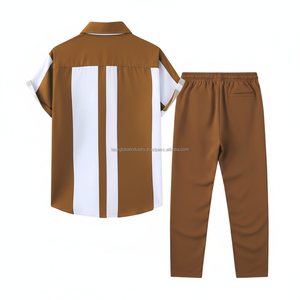 ชุดเซ็ตเสื้อผ้าผู้ชายลายทางแบบ OEM สีน้ำตาลและสีขาว 2 ชิ้น เสื้อแขนสั้นและกางเกงขายาว - Product Image 2