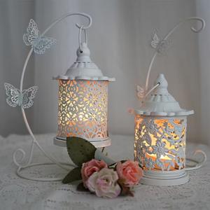 Lanterne suspendue en métal blanc avec support papillon, motif floral ajouré, design élégant, lumière douce, décoration d'intérieur - Product Image 3
