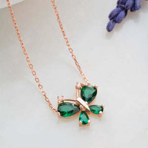 สร้อยคอจี้รูปผีเสื้อชุบโรเดียมประดับหินเพทายสีเขียว - Product Image 3