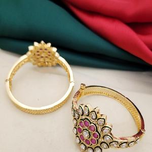 Ensemble de deux bracelets modernes tendance avec finition dorée et pierres Bracelets ouvrables élégants pour femmes pour mariage - Product Image 1