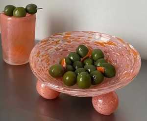 Grand saladier en bois rose et blanc majestueux, recouvert de résine époxy, avec bords ondulés, idéal pour les réceptions élégantes - Product Image 3