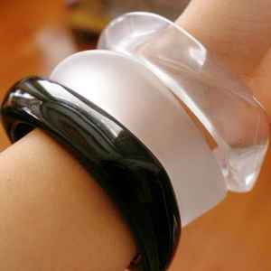 Brazaletes de Resina Facetada Etérea, Diseño Moderno, Tamaño y Forma Personalizables, Impresión Personalizada, Artesanía MS de Uttar Pradesh - Product Image 1