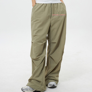 2025 recién llegado pantalones de chándal de nailon holgados de pierna ancha con logotipo bordado personalizado ligero impermeable ropa de gimnasio Joggers para mujeres - Product Image 1