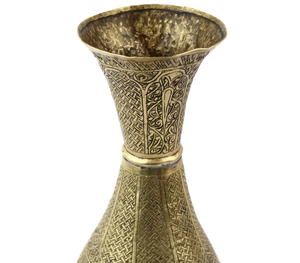 Jarrón Antiguo de Latón Grabado de 18 Pulgadas, Decoración Marroquí Tallada a Mano, Estilo Islámico, Recipiente Metálico Grande con Pedestal - Product Image 4