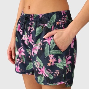 Short en polyester pour femme, non transparent, à motif floral imprimé par sublimation, style large à la cuisse, avec cordon de serrage, idéal pour la plage - Product Image 4