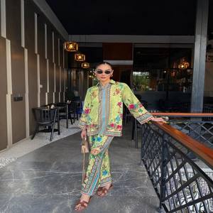 Traje Pakistaní de Muselina VASTRA COTTAGE para Mujer, Estampado Digital y Bordado Intenso en el Cuello, Prenda Étnica con Forro de Algodón - Product Image 5