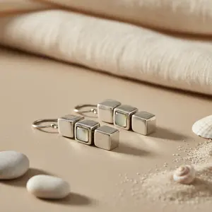 Pendientes Elegantes de Plata con Cuentas de Nácar en Forma de Cubo para Ella - Product Image 2