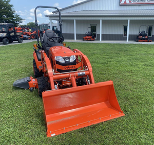 รถแทรกเตอร์สวน Kubota B2301HSD ขับเคลื่อน 4 ล้อ ประสิทธิภาพสูง พร้อมอุปกรณ์ตักและขุดดิน ออกแบบมาเพื่อการทำงานในพื้นที่เกษตรกรรมที่มีความยากลำบาก - Product Image 1