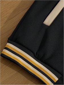 Chaqueta Varsity de los New York Mustangs, Negra y Beige, con Logotipo de NY Bordado, Ribete en Contraste, Cuello Redondo, Chaqueta Deportiva Clásica para Adultos - Product Image 3