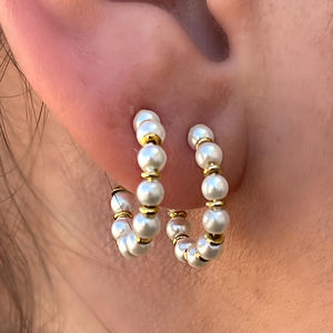 Elegantes y elegantes pendientes de aro de perlas de oro de 14K diseño geométrico de moda con delicados espaciadores de oro para fiesta o regalo de mujer - Product Image 2