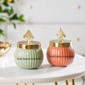 Pot à bougie en fer de couleur orange avec couvercle au design personnalisé pour la maison pot à bougie de décoration de table et d'éclairage de Noël - Product Image 4