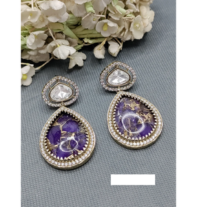 Pendientes ligeros inspirados en el diseñador para mujer con aspecto moderno y atractivo de piedra brillante de la India - Product Image 2