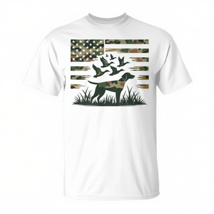 Camiseta Juvenil con Diseño de Camuflaje, Bandera Americana y Perro Cazador de Patos, Personalizable - Product Image 2