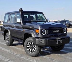 Casi Nuevo para TOYOTA LAND CRUISER 76 HARDTOP Modelo 2025 SDLX Gasolina Color Gris - Product Image 1