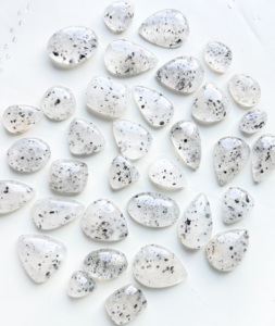 ลายจุดสีดำตามธรรมชาติของ100% อัญมณีเกรด AAA อัญมณีหลวมที่มีรูปร่างผสมสำหรับการทำเครื่องประดับคริสตัลบำบัด - Product Image 2