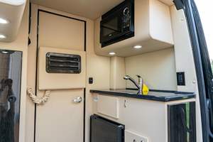 Conversion de fourgon de luxe 2025 Sprinter 3500XD Ultimate Toys Coach, moteur turbodiesel, double roues arrière, très bien équipé - Product Image 6