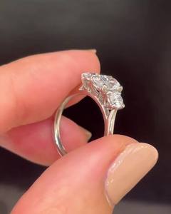 Anillo de compromiso de tres piedras CZ blanco de corte ovalado de 9x7mm en plata nupcial clásico promesa joyería al por mayor moda personalizada OEM ODM - Product Image 4