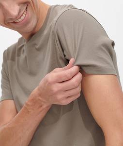 Camiseta con diseño de logotipo personalizado, camiseta de manga corta 100% algodón, poliéster, Color sólido, nueva camiseta de moda para hombre hecha por Isha Industry - Product Image 4