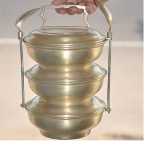 Porte-tiffin classique en laiton à trois niveaux, simple mais robuste, choix authentique pour le transport traditionnel des repas indiens en gros - Product Image 5