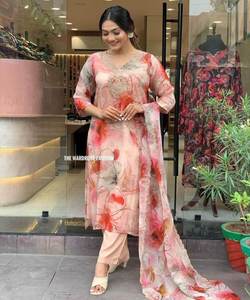 Georgette Formal Wear Salwar Kameez Anarkali Suit avec Cutwork moderne et Bordures de patch pour l'élégance du soir. - Product Image 3