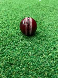 Ensemble de quatre balles de cricket en cuir rouge sur mesure avec logo personnalisé, balle de cricket dure - Product Image 3