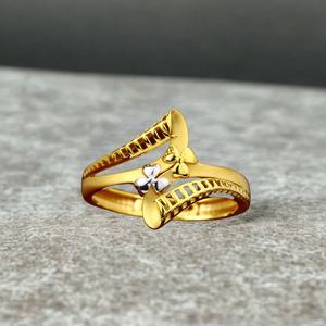 แหวนทองลายดอกไม้สองสี |   ดีไซน์สายรัดแบบมีร่องสำหรับผู้หญิง |   ทองคำแท้สีเหลือง น้ำหนัก 2.280 กรัม ดีไซน์ทันสมัย - Product Image 1