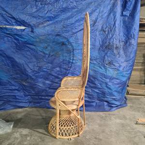 Chaise en rotin vintage en forme de paon du Vietnam - Product Image 4