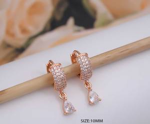 Boucles d'oreilles créoles en alliage plaqué or rose tendance et luxueuses, bijoux de mode pour femmes, design rond en zircon, port quotidien confortable - Product Image 2