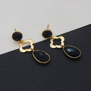 Boucles d'oreilles pendantes en pierre précieuse d'onyx noir géométrique faites à la main |   Charme trèfle en laiton plaqué or 18 carats sans nickel |   Mariage bohème - Product Image 1