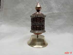 Escultura de rueda de oración de mano de madera religiosa grabada a mano hecha en Nepal arte budista coleccionable - Product Image 4