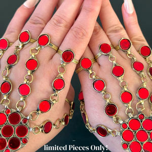 Harnais de main afghan Kuchi Panja en cristal rouge rubis exquis avec filigranes ornés de tons dorés et clochettes argentées suspendues - Product Image 4