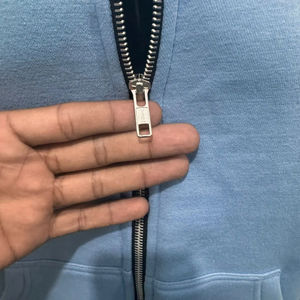 Sudaderas con Capucha y Cremallera Azul Cielo Invernal de Finer Threads, Personalizadas, Hechas a Medida, 100% Algodón, Talla Americana, Estilo Vintage Urbano - Product Image 4