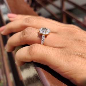 Bague de fiançailles de mariage en or massif 10kt avec diamants de laboratoire ronds et brillants de style tournesol - Product Image 5