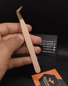 Pince à cils professionnelle Saaqaans Enterprises en acier inoxydable avec pointe dentée, 10 mm, pour volume, personnalisable, la plus vendue - Product Image 1