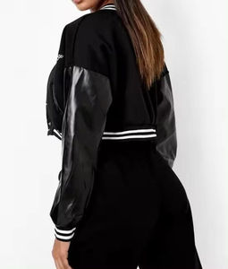 Chaqueta universitaria corta negra y elegante con mangas de piel sintética, tela suave, perfecta para atuendos casuales o de moda diaria. - Product Image 3