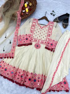Ensemble Salwar Designer avec Broderies Miroir, Patiyala et Dupatta en Soie Georgette, Tenue de Soirée pour le Festival Navratri pour Femmes - Product Image 5