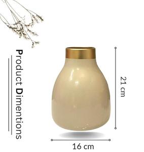 Vase à fleurs en métal de fabricant OEM avec reliefs floraux sculptés et éclat métallique conçu pour la décoration intérieure de luxe - Product Image 2