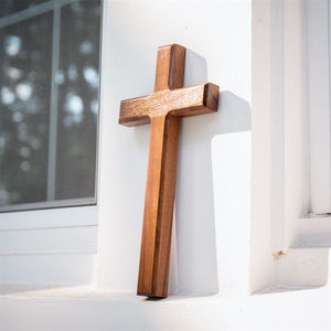 Crucifix rustique en bois poli croisé fait à la main pour les pratiques religieuses chrétiennes et les cadeaux pour la décoration spirituelle de la maison - Product Image 3