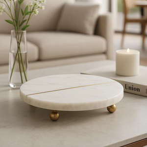 Plateau rond en marbre viral avec détails dorés, parfait pour l'affichage de la décoration ou les cadeaux tendances sur les plates-formes de décoration intérieure - Product Image 1