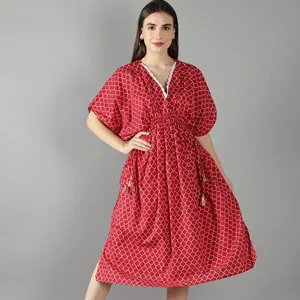 महिलाओं के लिए उच्च गुणवत्ता वाली नई डिजाइन ट्रेंडिंग वी-नेक लेस डिटेलिंग के साथ जियोमेट्रिक लावा लाल काफ्तान जियोमेट्रिक लावा लाल काफ्तान ड्रेस