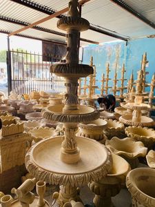 Statuette de fontaine d'eau en grès naturel sculptée à la main ronde en relief de pierre décorative de jardin extérieur - Product Image 2