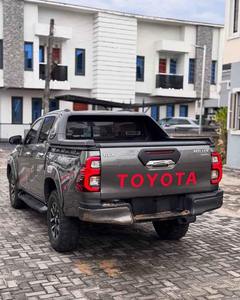 Para Hilux 4x4 Turbo AWD, Camioneta de Gasolina Usada con Asientos de Cuero R18 - Product Image 2