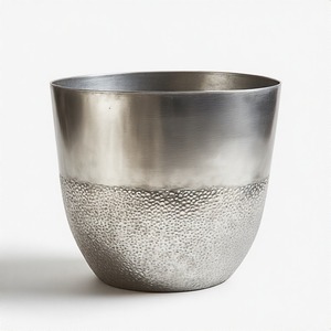 Jardinière silencieuse martelée par le gel avec bord lisse en métal argenté pour les accents de chambre haut de gamme ou les écrans de studio - Product Image 1